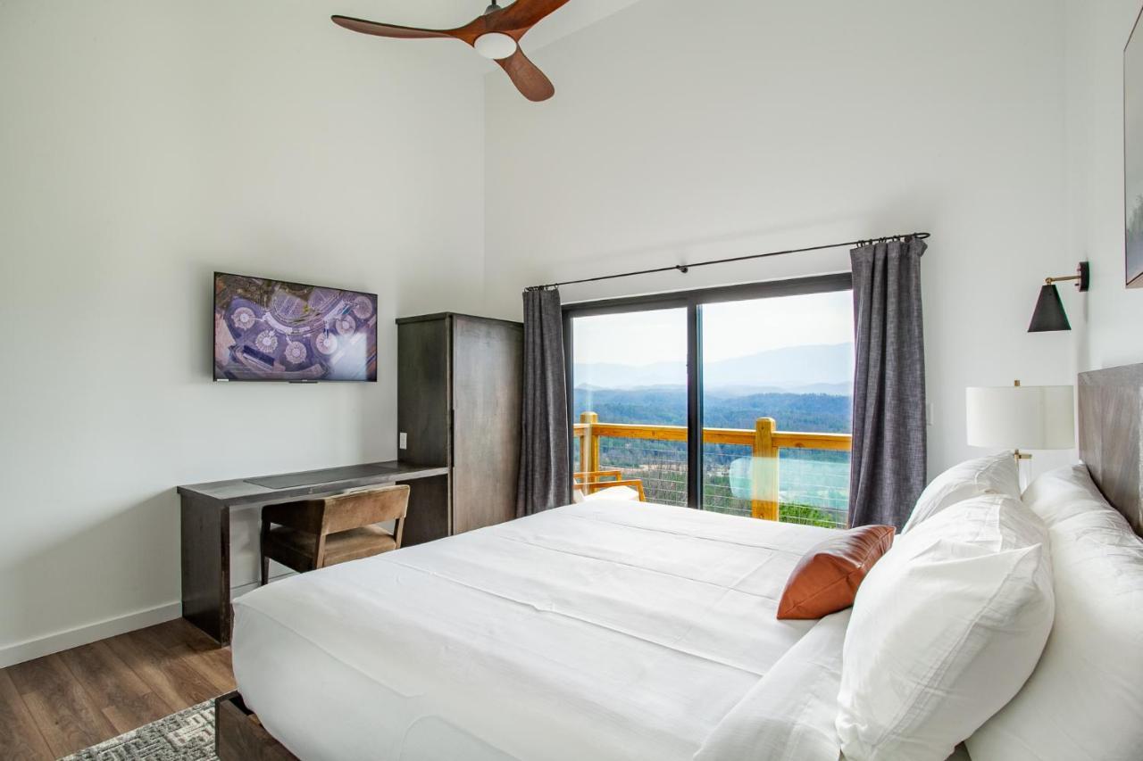 3 Pines Lodges Luxury Mountain View Hot Tub Севьервилл Экстерьер фото